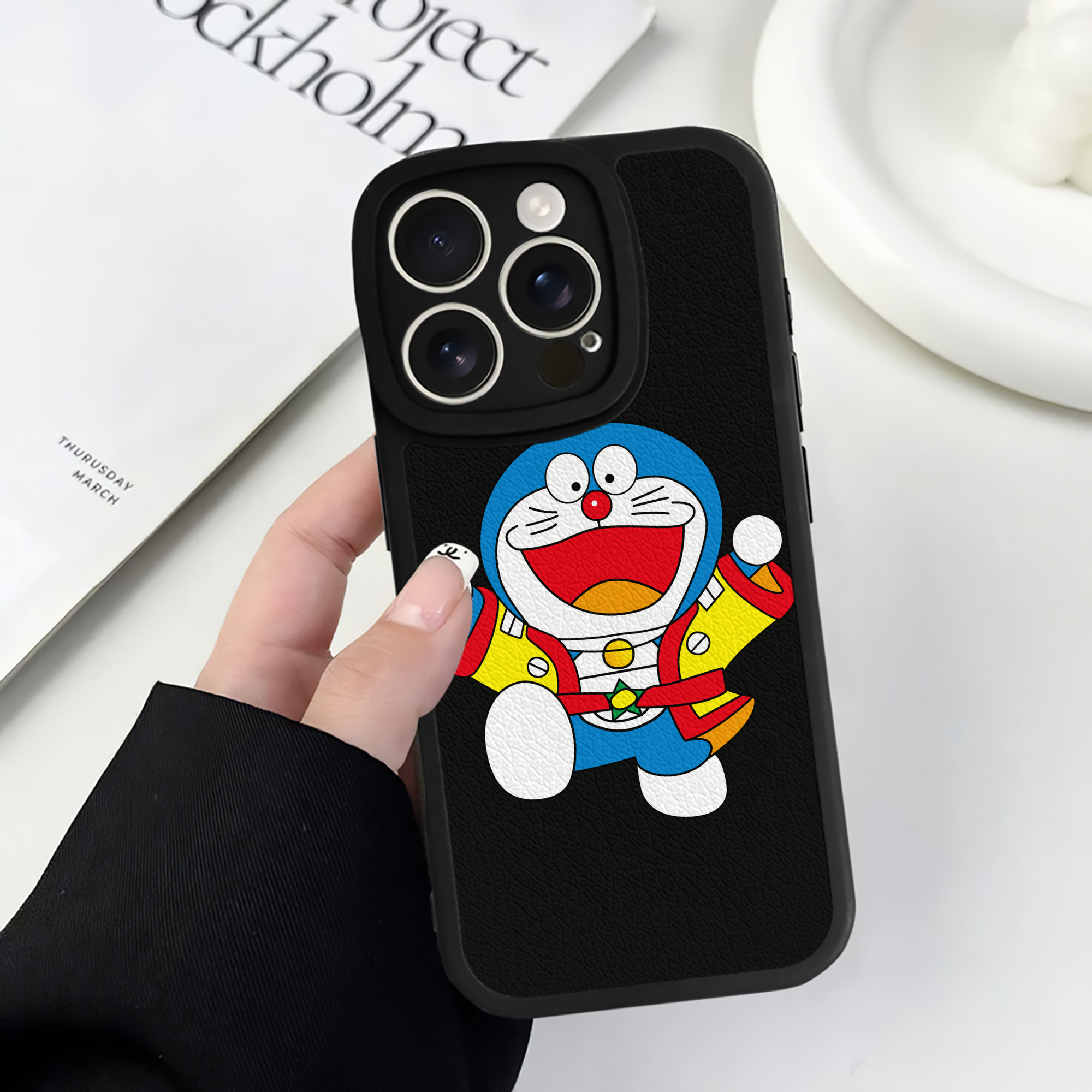 （画像用） ドラえもん Doraemon 【iPhone 16シリーズ対応】シリコンスマホケース（レザー調） 材質：シリコン